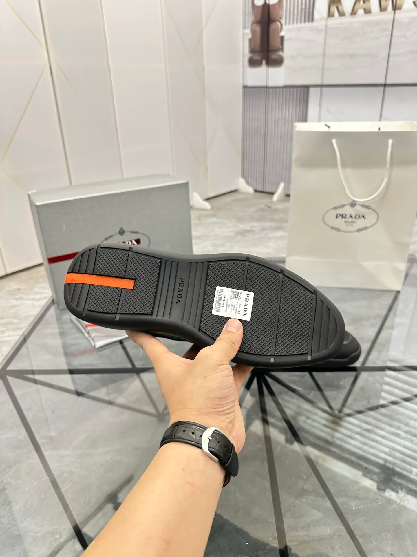 Men's shoes for sale 💰: 💰P620¥ High-end top quality Product trademark: Prada *"Prada*" low-top casual shoes Regular size: 38-45 (can be customized to 46) Product materials: Upper imported first-layer cowhide spliced ​​with original fabric, breathable lining, cowhide foot pads, original outsole. No.: 001